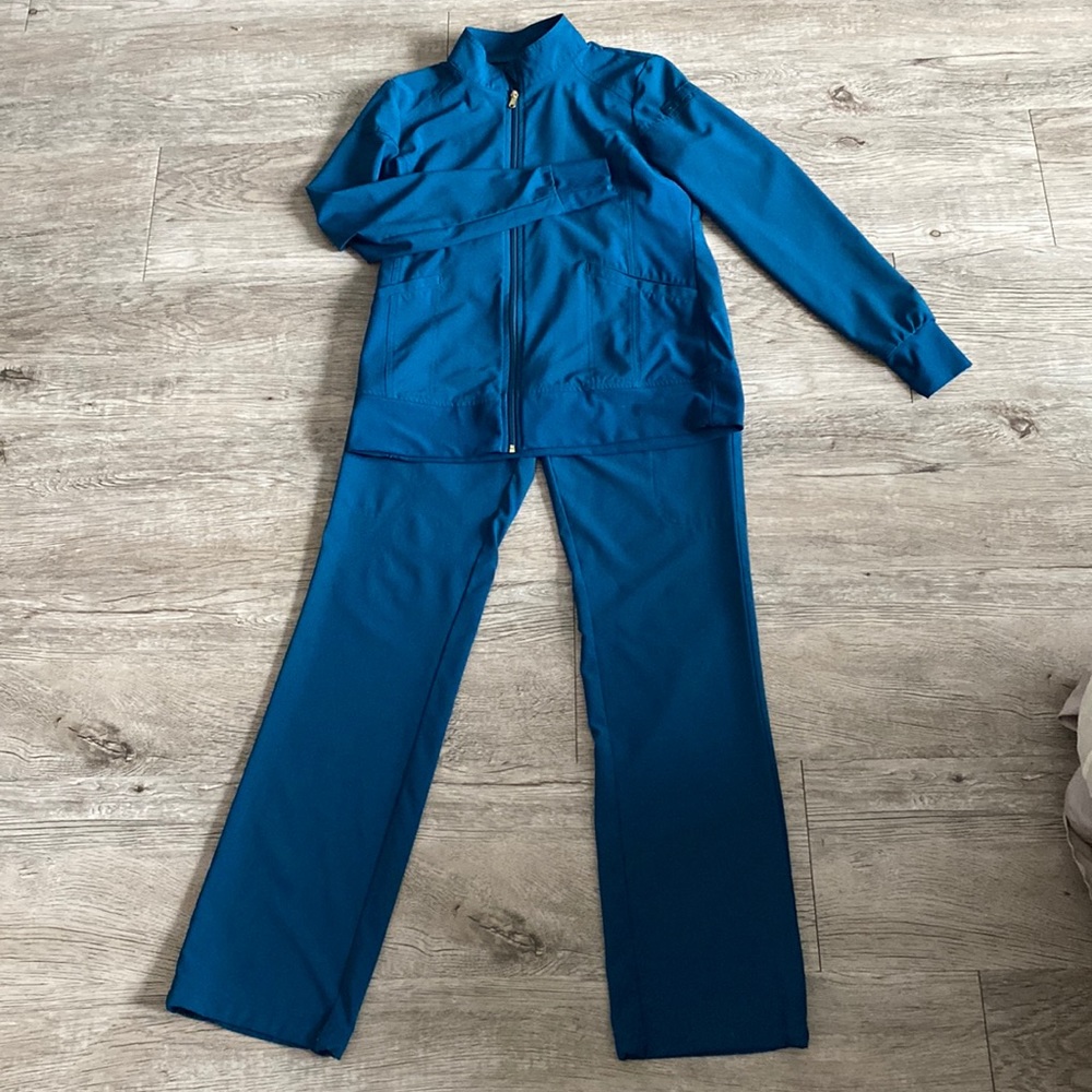 Women’s Caribbean Blue scrub set. Barely worn!! Make offer